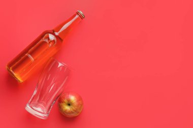 Renkli arka planda elma şarabı şişesiyle kompozisyon