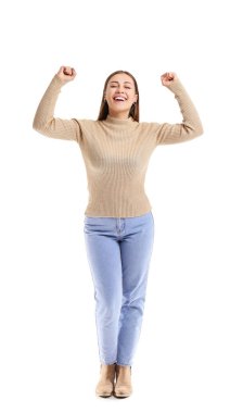 Beyaz arka planda mutlu genç bir kadın