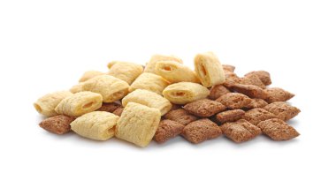 Beyaz arka planda lezzetli mısır yastıkları