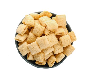 Beyaz arka planda lezzetli mısır yastıkları olan bir kase.