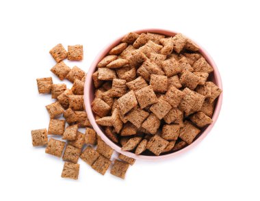 Beyaz arka planda lezzetli mısır yastıkları olan bir kase.