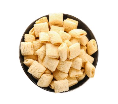 Beyaz arka planda lezzetli mısır yastıkları olan bir kase.