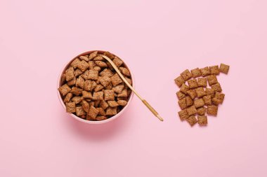 Renkli arkaplanda lezzetli mısır yastıkları olan kase