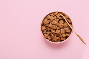 Renkli arkaplanda lezzetli mısır yastıkları olan kase