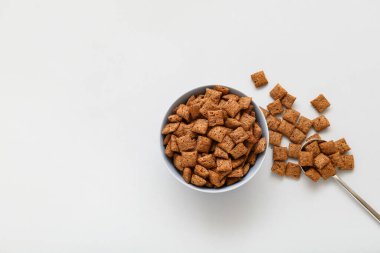 Hafif arka planda lezzetli mısır yastıkları olan kase