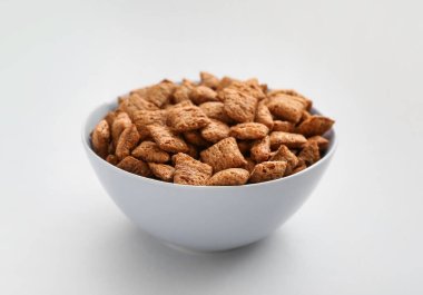 Hafif arka planda lezzetli mısır yastıkları olan kase