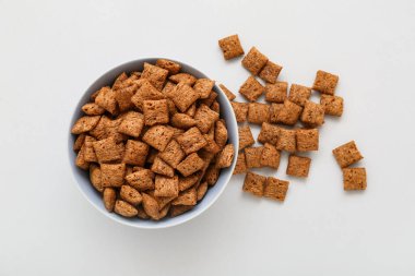 Hafif arka planda lezzetli mısır yastıkları olan kase