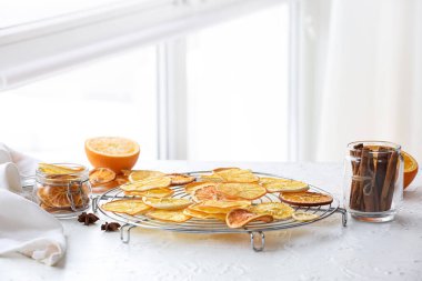 Açık arkaplanda kurumuş portakal dilimleri