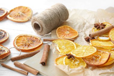 Hafif arkaplanda kurumuş portakal dilimleri ve baharatlar