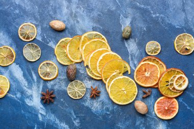 Kurutulmuş narenciye, hindistan cevizi ve anason rengi arka planda