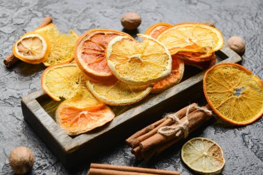 Kurutulmuş narenciye, hindistan cevizi ve tarçın.