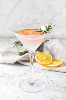 Biberiyeli bir bardak kokteyl ve hafif arka planda kurutulmuş narenciye.