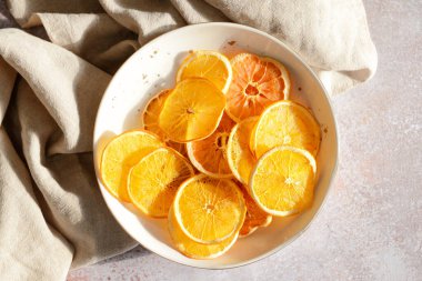 Açık arkaplanda kurutulmuş narenciye meyvesi tabağı