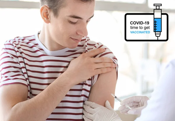 Genç Adam Klinikte Covid Karşı Aşı Yaptırıyor — Stok fotoğraf