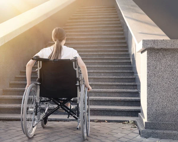 Молодая Женщина Инвалидной Коляске Рядом Лестницей — стоковое фото