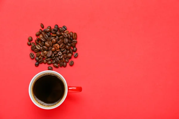 Beker Van Lekkere Koffie Bonen Kleur Achtergrond — Stockfoto