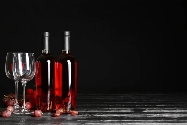 Bicchieri Bottiglie Vino Sfondo Scuro — Foto Stock