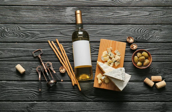 Komposition Mit Einer Flasche Wein Auf Dunklem Holzgrund — Stockfoto