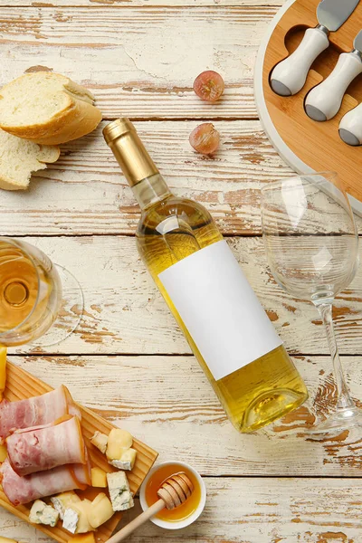 Komposition Mit Einer Flasche Wein Auf Weißem Holzhintergrund — Stockfoto