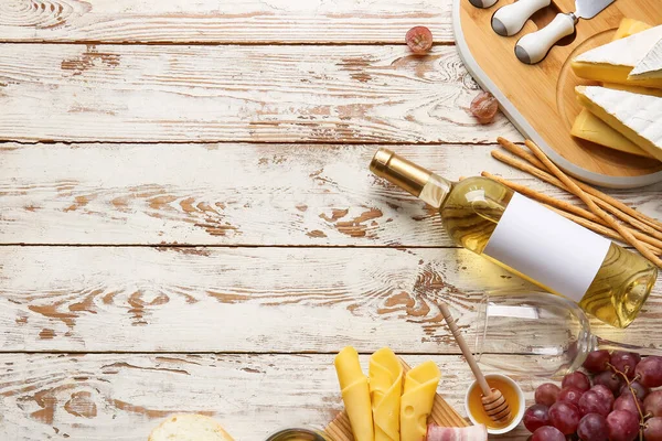 Komposition Mit Einer Flasche Wein Auf Weißem Holzhintergrund — Stockfoto