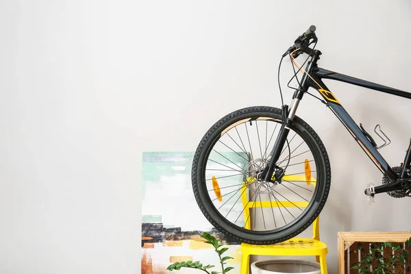 Современный Велосипед Стуле Возле Белой Стены Номере — стоковое фото
