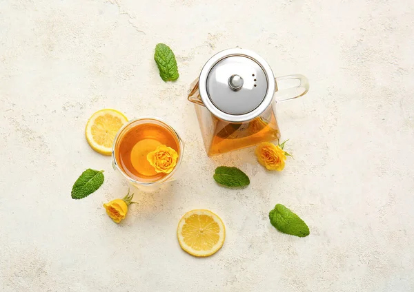 Sıcak Çay Bardak Limon Gül Çiçekli Çaydanlık — Stok fotoğraf