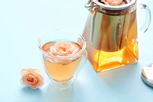 Sıcak Çay Cam Gül Çiçekli Çaydanlık Renkli Arka Plan Yakın — Stok fotoğraf