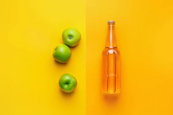 Composición Con Botella Sidra Manzana Sobre Fondo Color — Foto de Stock