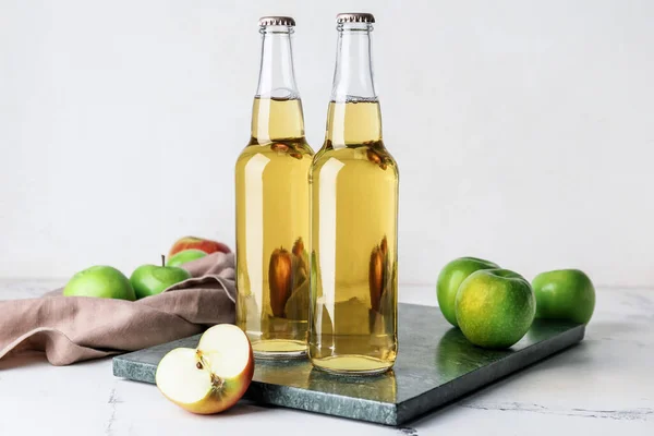 Tafel Mit Flaschen Apfelmost Auf Dem Tisch — Stockfoto