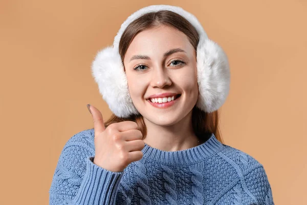 Hermosa Mujer Joven Mostrando Gesto Pulgar Hacia Arriba Fondo Color —  Fotos de Stock