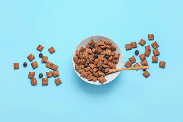 Schüssel Mit Leckeren Maiskissen Und Blaubeeren Auf Farbigem Hintergrund — Stockfoto