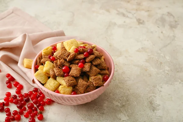 Bowl Tasty Corn Pillows Cranberries Light Background — Stock Photo, Image