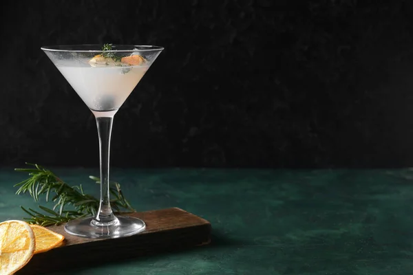 Glas Cocktail Met Specerijen Gedroogde Citrusvruchten Kleur Achtergrond — Stockfoto