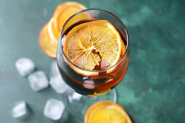 Glas Van Cocktail Met Gedroogde Citrusvruchten Kleur Achtergrond — Stockfoto