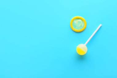 Renkli arka planda lolipop ve prezervatif. Erotik kavram