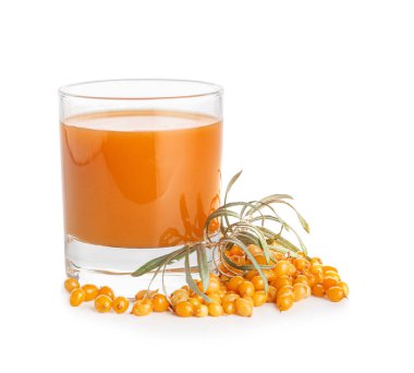 Beyaz arka planda bir bardak sağlıklı deniz dikeni suyu.