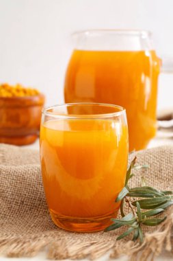 Masada bir bardak sağlıklı deniz dikeni suyu.