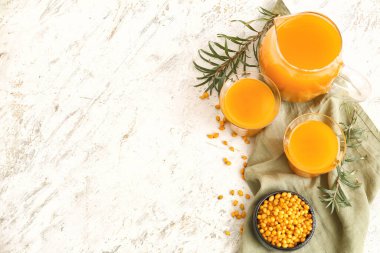 Beyaz arka planda sağlıklı deniz dikeni suyu