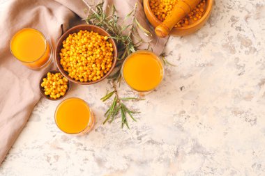 Gri arka planda sağlıklı deniz dikeni suyu