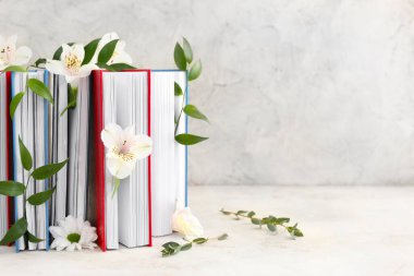 Grunge arka planında çiçek dekoru olan kitaplar