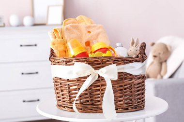 Odadaki bebek için hediye sepeti.