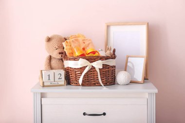 Odadaki bebek için hediye sepeti.