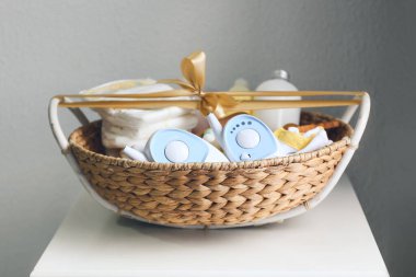 Masada bebek için hediyelerle dolu bir sepet.