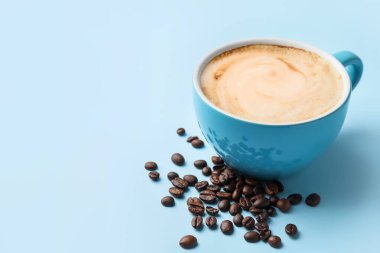 Arka planda sıcak kapuçino kahvesi.