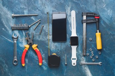 Renk arkaplanında cep telefonu ve akıllı saate sahip araçlar kümesi