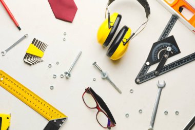 Beyaz arkaplanda gözlüklü araçlar