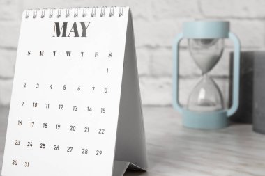 Kağıt takvimi masaya çevir