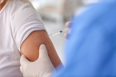 Klinikte aşı olan bir doktor.