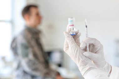 Klinikte kovid 19 'a karşı aşı yapan doktor.