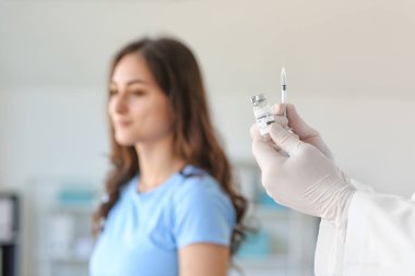 Klinikte kovid 19 'a karşı aşı yapan doktor.